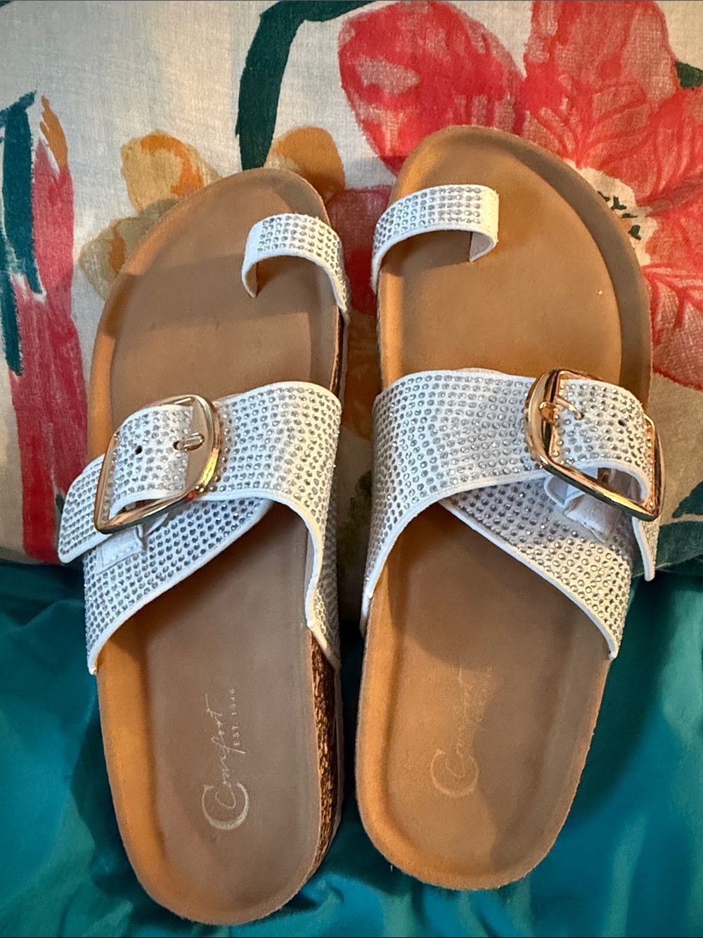 Women’s Comfort 7 med adjustable White Rhinestone Buckle Slide Sandals worn 1x